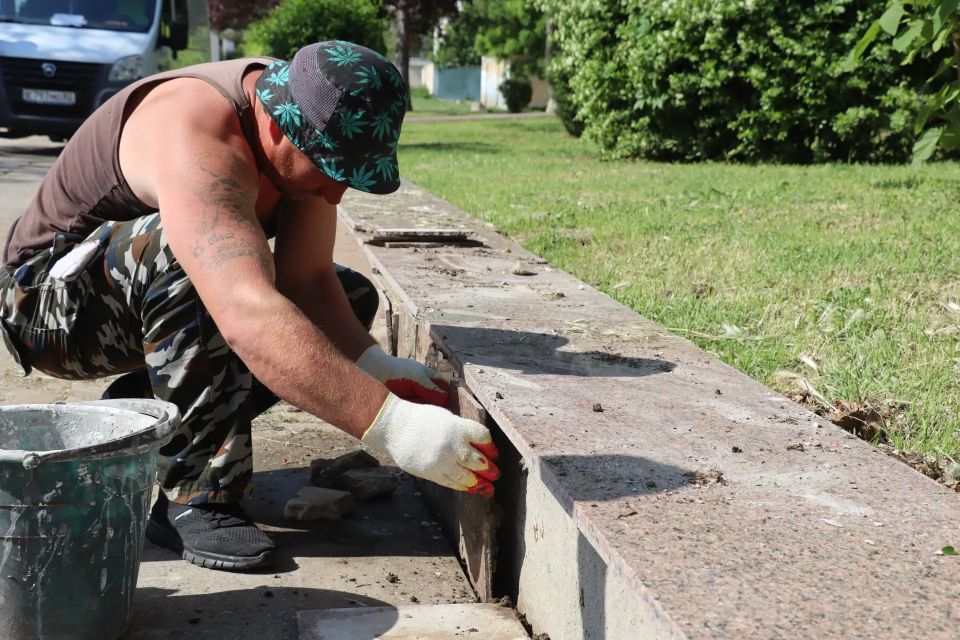 По итогам выездного совещания под руководством и. о. главы администрации Ивана Кошель с представителями городских коммунальных служб на набережной начались работы по наведению порядка к летнему сезону По итогам выездного совещания под руководством и. о. главы администрации Ивана Кошель с представителями городских коммунальных служб на набережной начались работы по наведению порядка к летнему сезону