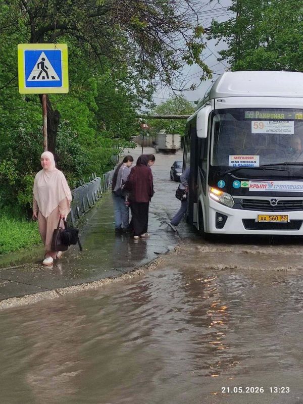 «Вы думаете это река? Нет — это обычная улица в Симферополе»