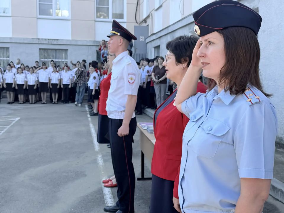 Заместитель начальника УМВД России по г.Севастополю полковник полиции Жанна Данилина приняла участие в торжественной линейке в школе №6 Заместитель начальника УМВД России по г.Севастополю полковник полиции Жанна Данилина приняла участие в торжественной линейке в школе №6