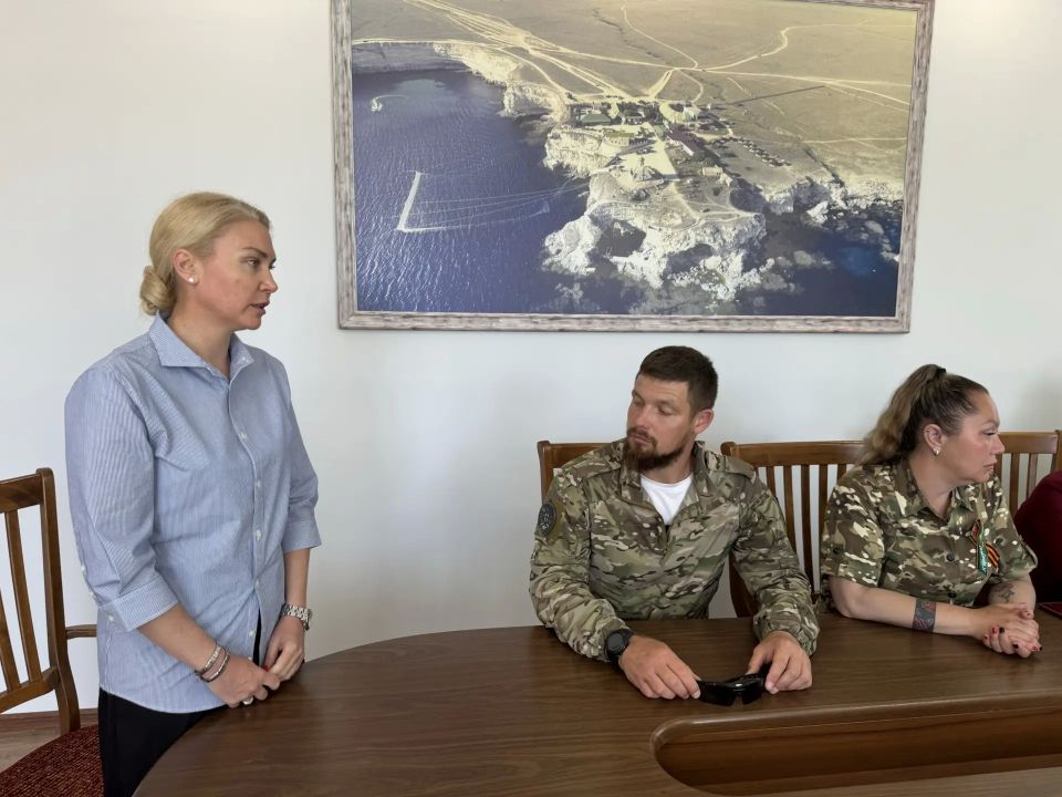 Руководители Черноморского района встретились с семьями погибших героинь СВО Руководители Черноморского района встретились с семьями погибших героинь СВО