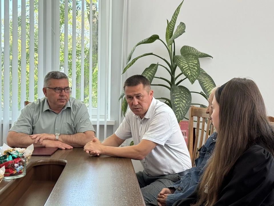 Руководители Черноморского района встретились с семьями погибших героинь СВО Руководители Черноморского района встретились с семьями погибших героинь СВО