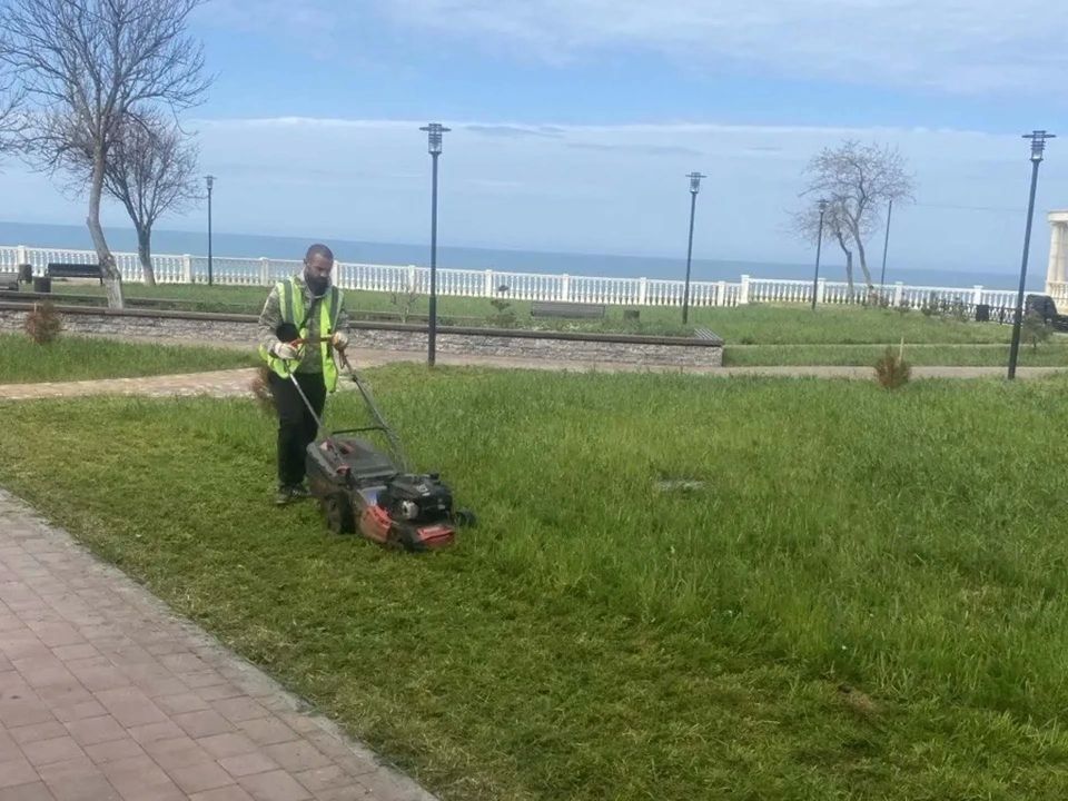 В Симферопольском районе продолжаются комплексные работы по покосу травы и благоустройству