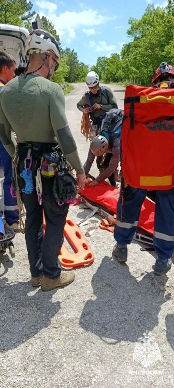 Оказали помощь в горно-лесной местности в МО Ялта Оказали помощь в горно-лесной местности в МО Ялта