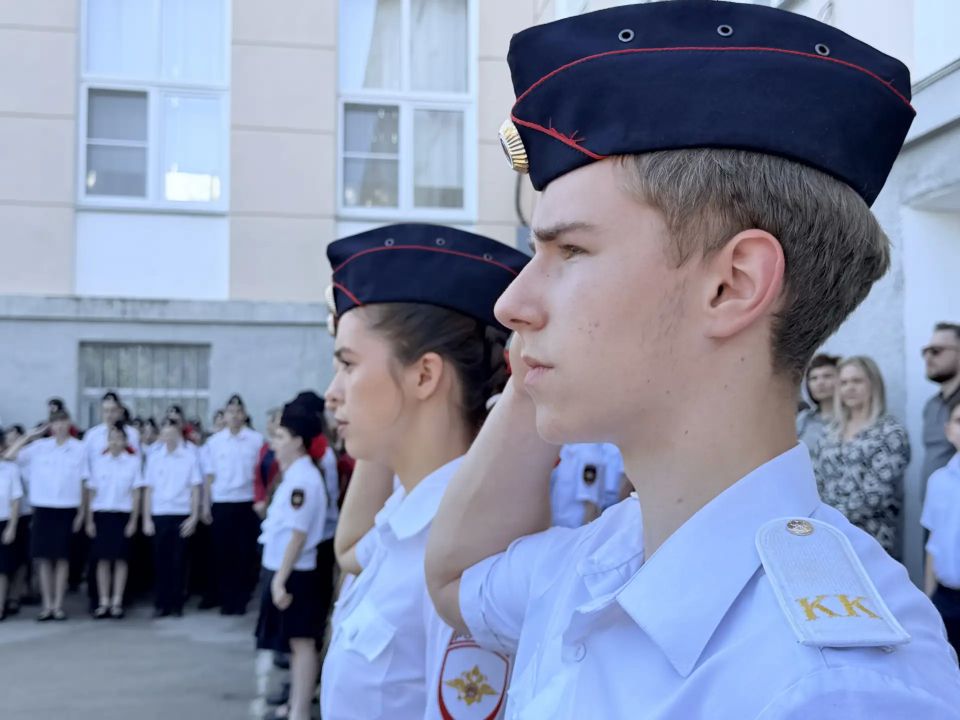 Заместитель начальника УМВД России по г.Севастополю полковник полиции Жанна Данилина приняла участие в торжественной линейке в школе №6 Заместитель начальника УМВД России по г.Севастополю полковник полиции Жанна Данилина приняла участие в торжественной линейке в школе №6