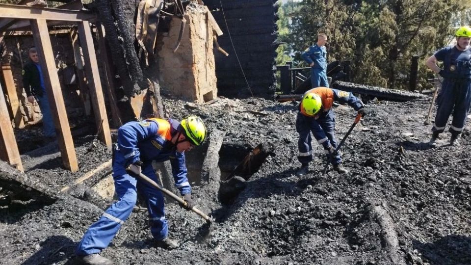 Крымские огнеборцы ликвидировали возгорание домовладения в Алуште Крымские огнеборцы ликвидировали возгорание домовладения в Алуште