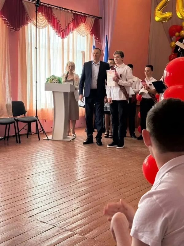 Торжественные линейки, посвященные празднику «Последнего звонка» прошли сегодня во всех школах Сакского района для выпускников 9-х и 11-х классов Сакского района Торжественные линейки, посвященные празднику «Последнего звонка» прошли сегодня во всех школах Сакского района для выпускников 9-х и 11-х классов Сакского района