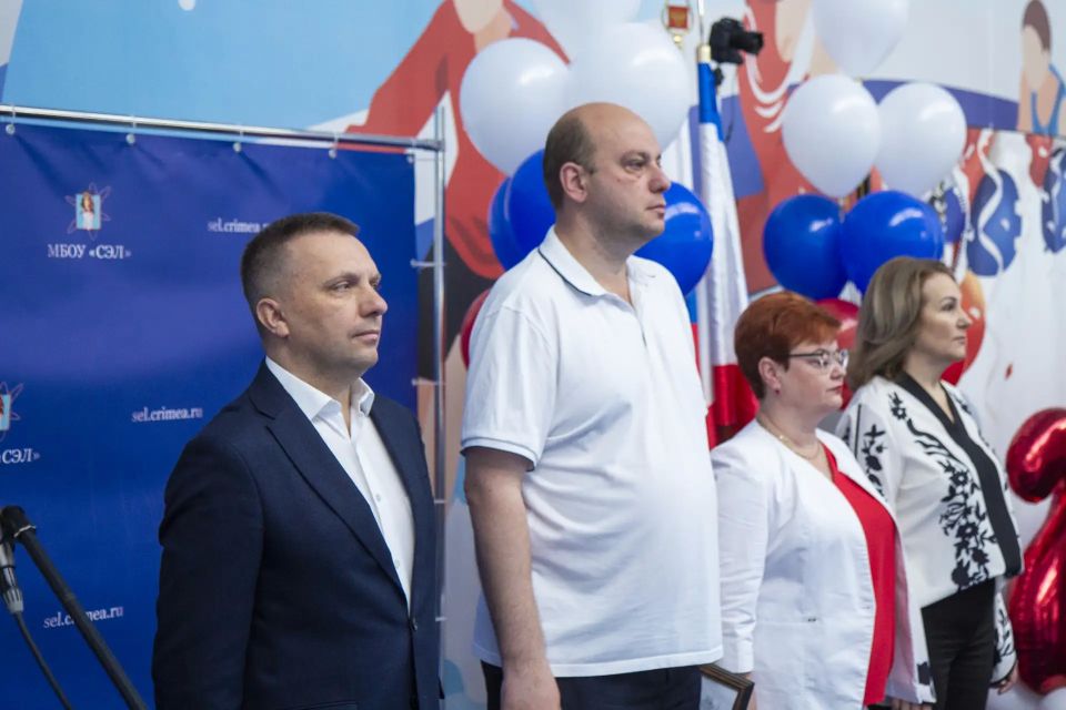 Для выпускников Симферополя прозвучал последний звонок Для выпускников Симферополя прозвучал последний звонок