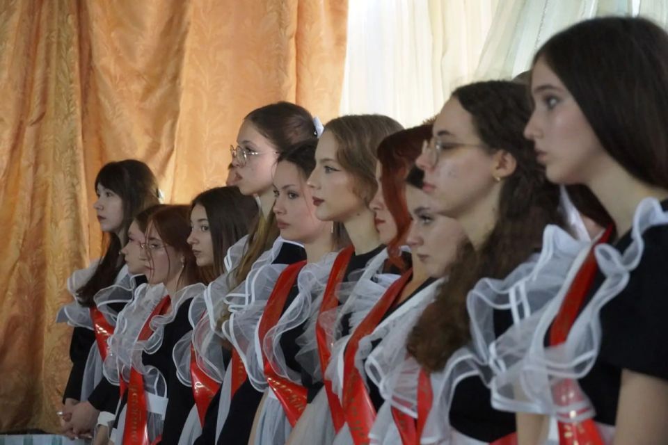 В школах города прозвучали последние звонки В школах города прозвучали последние звонки