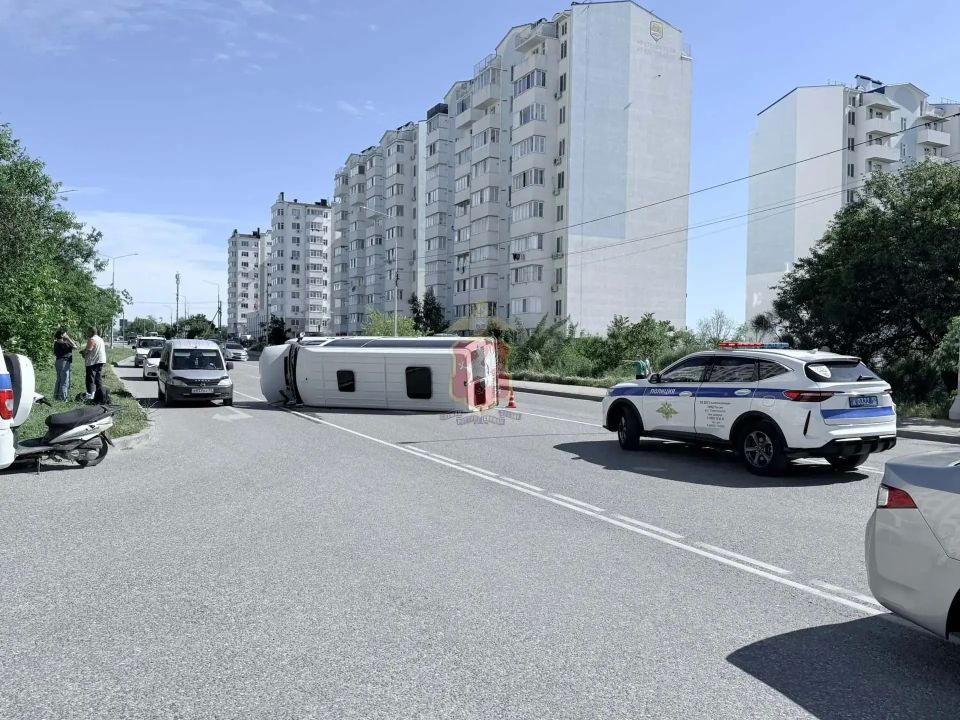 Автобус перевернулся на улице Горпищенко в Севастополе Автобус перевернулся на улице Горпищенко в Севастополе