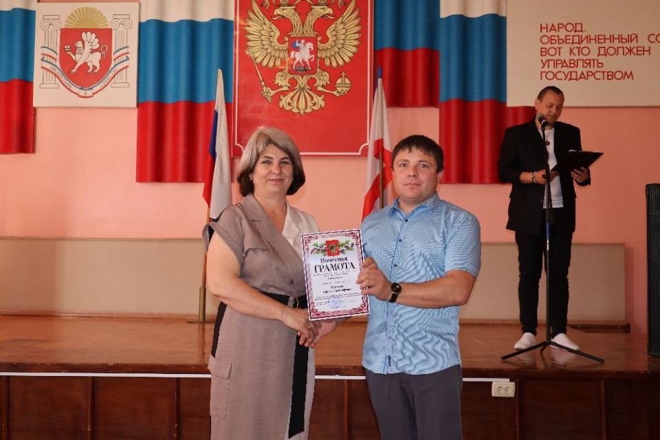 Денис Олейник: Сегодня, в День российского предпринимательства, вместе с председателем Раздольненского районного совета Татьяной Вышинской поздравили Раздольненских предпринимателей с профессиональным праздником и вручили... Денис Олейник: Сегодня, в День российского предпринимательства, вместе с председателем Раздольненского районного совета Татьяной Вышинской поздравили Раздольненских предпринимателей с профессиональным праздником и вручили...