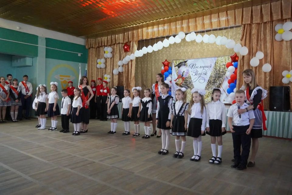 В школах города прозвучали последние звонки В школах города прозвучали последние звонки