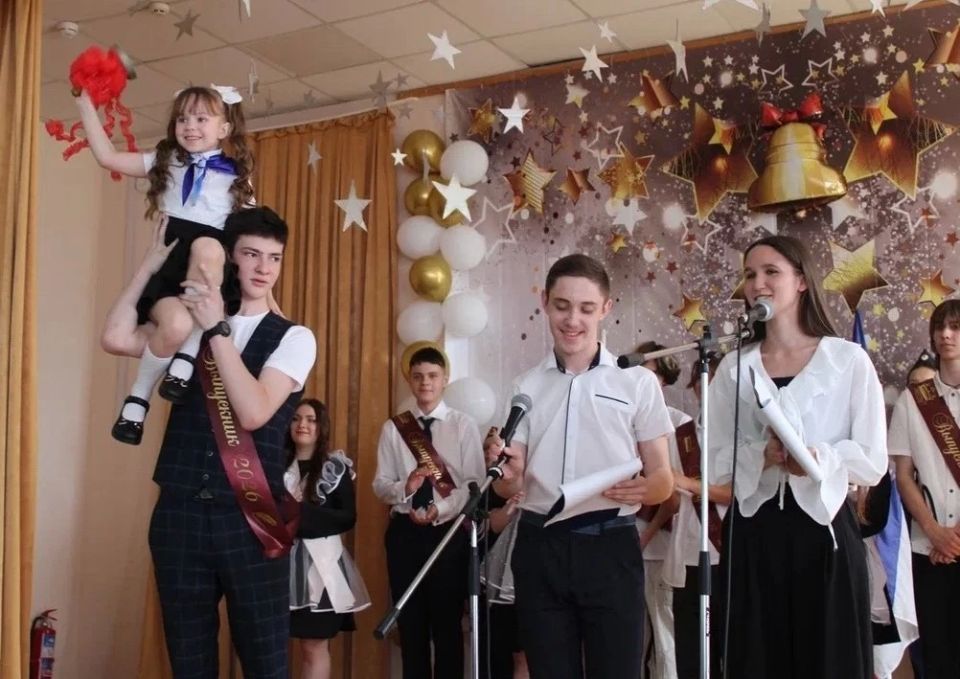 В школах Ялты прозвенели последние звонки! В школах Ялты прозвенели последние звонки!