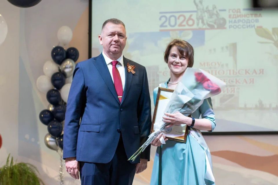 Михаил Афанасьев: Дорогие выпускники, уважаемые педагоги и родители! Сердечно поздравляю всех с одним из самых трогательных школьных праздников — Последним звонком! Михаил Афанасьев: Дорогие выпускники, уважаемые педагоги и родители! Сердечно поздравляю всех с одним из самых трогательных школьных праздников — Последним звонком!