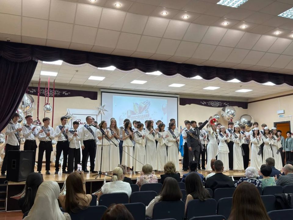 Председатель Государственного комитета по делам межнациональных отношений Республики Крым Руслан Якубов принял участие в торжественной линейке, посвященной окончанию учебного года в МБОУ «Средняя общеобразовательная школа №... Председатель Государственного комитета по делам межнациональных отношений Республики Крым Руслан Якубов принял участие в торжественной линейке, посвященной окончанию учебного года в МБОУ «Средняя общеобразовательная школа №...