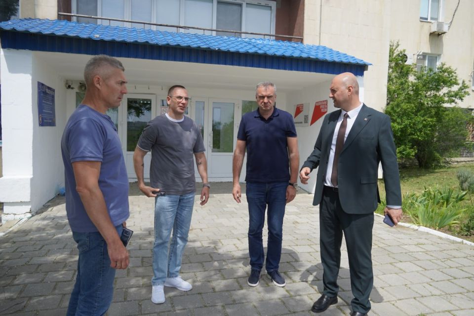 Иван Кошель: Вместе с министром ЖКХ Республики Крым Алексеем Кудиновым и директором Керченского филиала ГУП РК «Вода Крыма» Алексеем Котом проинспектировали общежитие, расположенное по адресу: Индустриальное шоссе, 8, корпус...