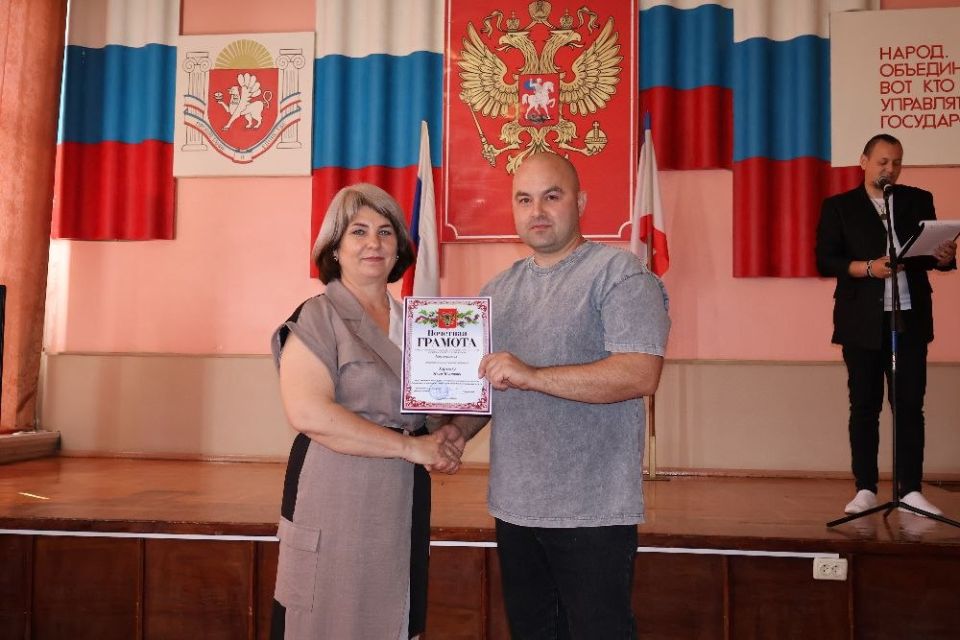 Денис Олейник: Сегодня, в День российского предпринимательства, вместе с председателем Раздольненского районного совета Татьяной Вышинской поздравили Раздольненских предпринимателей с профессиональным праздником и вручили... Денис Олейник: Сегодня, в День российского предпринимательства, вместе с председателем Раздольненского районного совета Татьяной Вышинской поздравили Раздольненских предпринимателей с профессиональным праздником и вручили...
