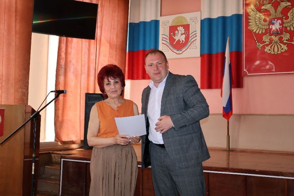 Денис Олейник: Сегодня, в День российского предпринимательства, вместе с председателем Раздольненского районного совета Татьяной Вышинской поздравили Раздольненских предпринимателей с профессиональным праздником и вручили... Денис Олейник: Сегодня, в День российского предпринимательства, вместе с председателем Раздольненского районного совета Татьяной Вышинской поздравили Раздольненских предпринимателей с профессиональным праздником и вручили...