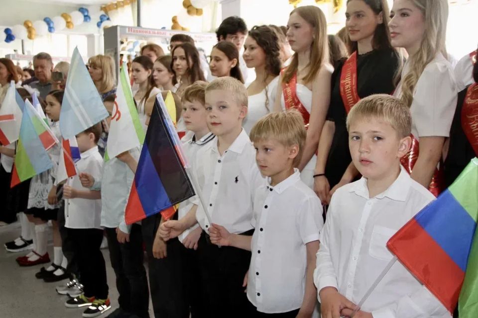 В школах Ялты прозвенели последние звонки! В школах Ялты прозвенели последние звонки!