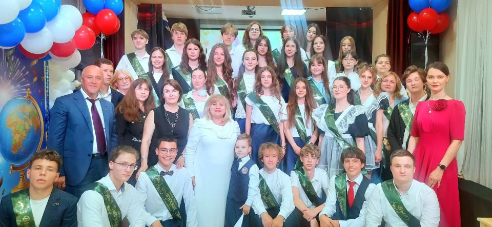 В школах Ялты прозвенели последние звонки! В школах Ялты прозвенели последние звонки!