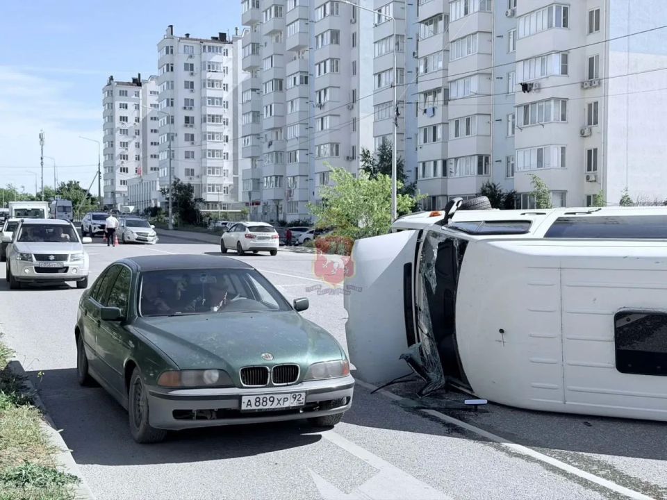 В Севастополе автобус перевернулся после столкновения с легковушкой В Севастополе автобус перевернулся после столкновения с легковушкой