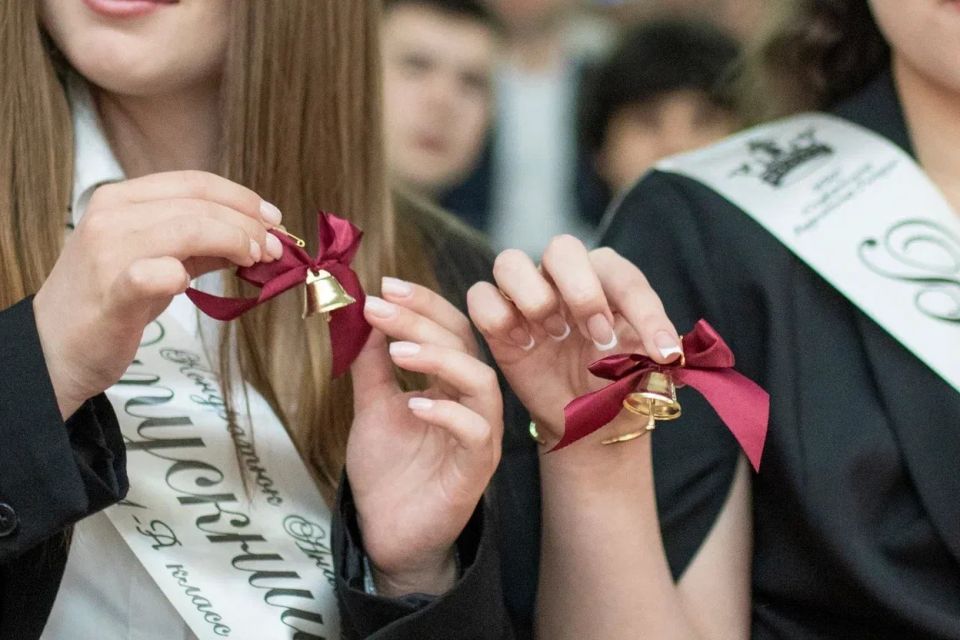 Для выпускников Симферополя прозвучал последний звонок Для выпускников Симферополя прозвучал последний звонок