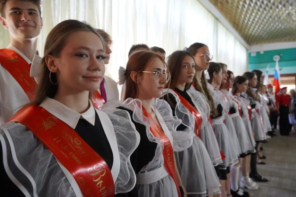 В школах города прозвучали последние звонки В школах города прозвучали последние звонки