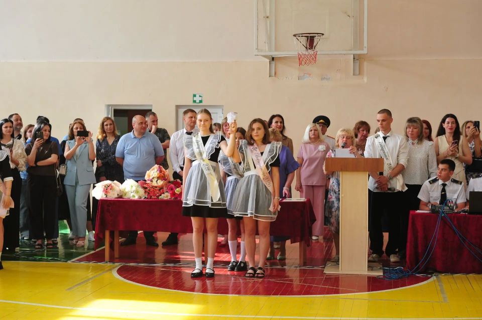 В Евпатории для выпускников прозвенел последний звонок В Евпатории для выпускников прозвенел последний звонок