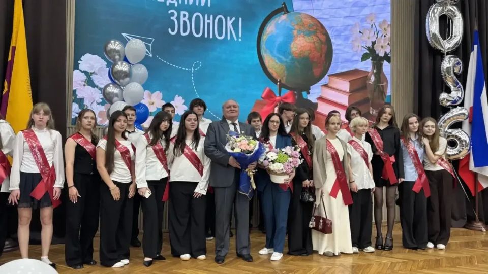 В школах Ялты прозвенели последние звонки! В школах Ялты прозвенели последние звонки!