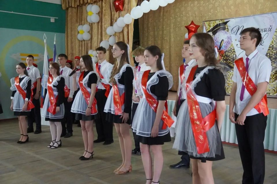 В школах города прозвучали последние звонки В школах города прозвучали последние звонки