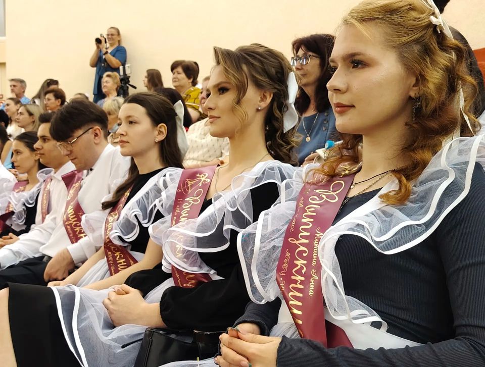 Дорогие выпускники, уважаемые учителя и заботливые родители! Дорогие выпускники, уважаемые учителя и заботливые родители!