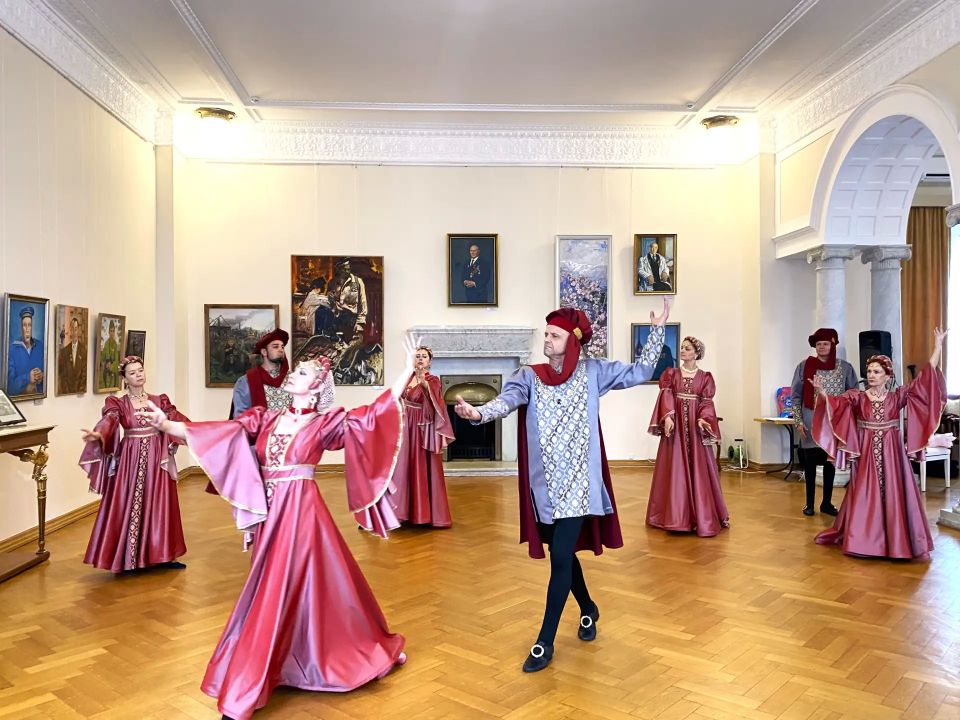 Ливадийский дворец стал сценой для незабываемого вечера исторического танца Ливадийский дворец стал сценой для незабываемого вечера исторического танца