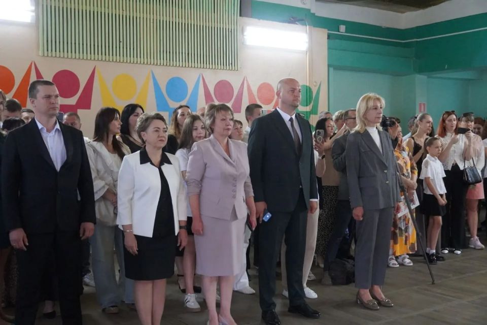 В школах города прозвучали последние звонки В школах города прозвучали последние звонки