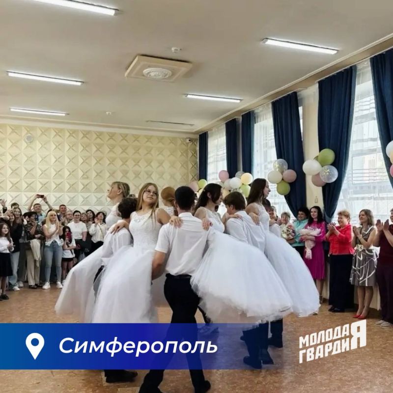 Молодогвардейцы Симферопольского местного отделения поздравили школьников с окончанием учебного года Молодогвардейцы Симферопольского местного отделения поздравили школьников с окончанием учебного года