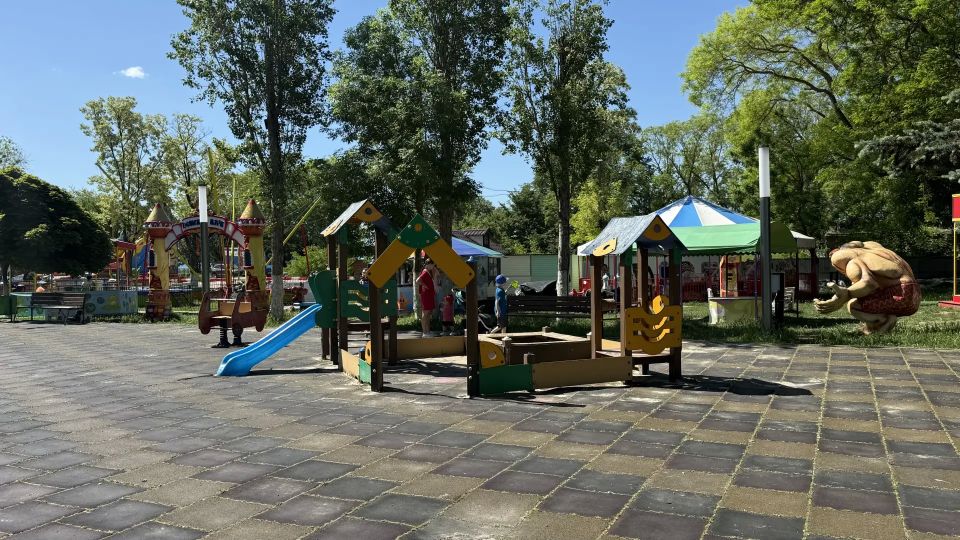 Специалисты Службы городского хозяйства восстанавливают игровые элементы в Комсомольском парке Специалисты Службы городского хозяйства восстанавливают игровые элементы в Комсомольском парке