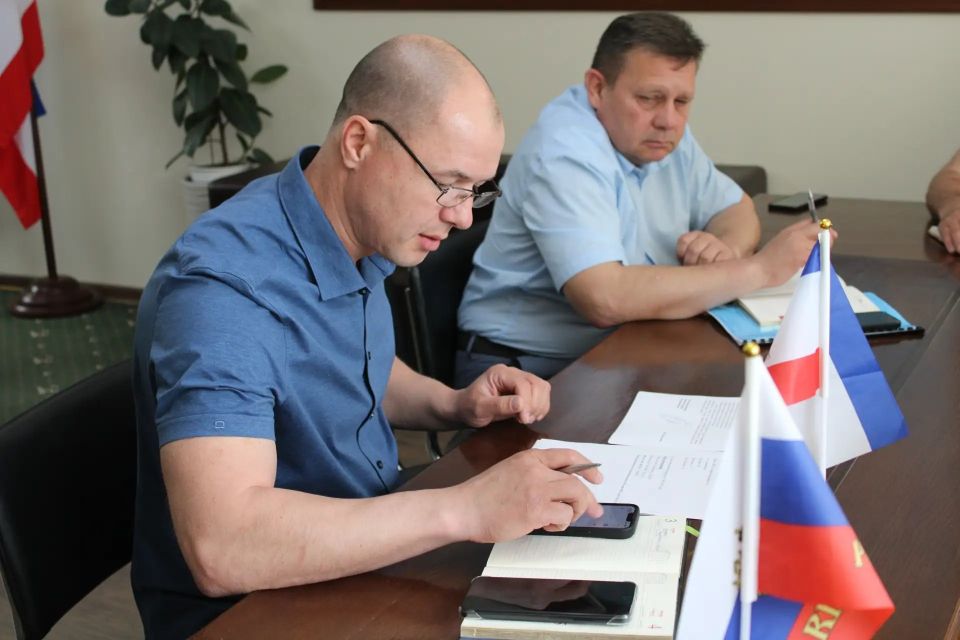Игорь Крутьков: Провел рабочее совещание с участием генерального директора АО «Крымэкоресурсы» Антона Гумена, посвящённое вопросам организации и вывоза мусора с территорий СНТ, расположенных в Ленинском районе Игорь Крутьков: Провел рабочее совещание с участием генерального директора АО «Крымэкоресурсы» Антона Гумена, посвящённое вопросам организации и вывоза мусора с территорий СНТ, расположенных в Ленинском районе