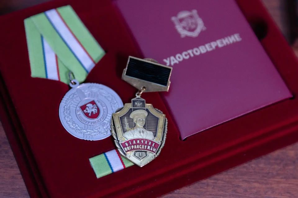 Аксенов наградил крымских пограничников в преддверии профессионального праздника Аксенов наградил крымских пограничников в преддверии профессионального праздника