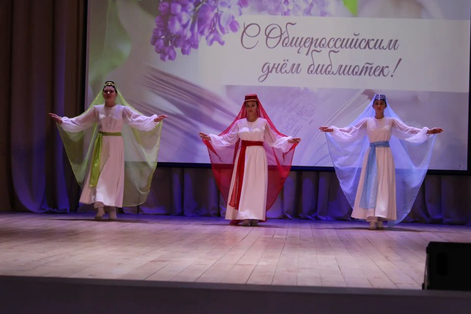 В этот торжественный день районный Дом культуры "Горизонт" стал центром притяжения для тех, кто посвятил свою жизнь благородному делу — хранению и приумножению книжного фонда В этот торжественный день районный Дом культуры "Горизонт" стал центром притяжения для тех, кто посвятил свою жизнь благородному делу — хранению и приумножению книжного фонда