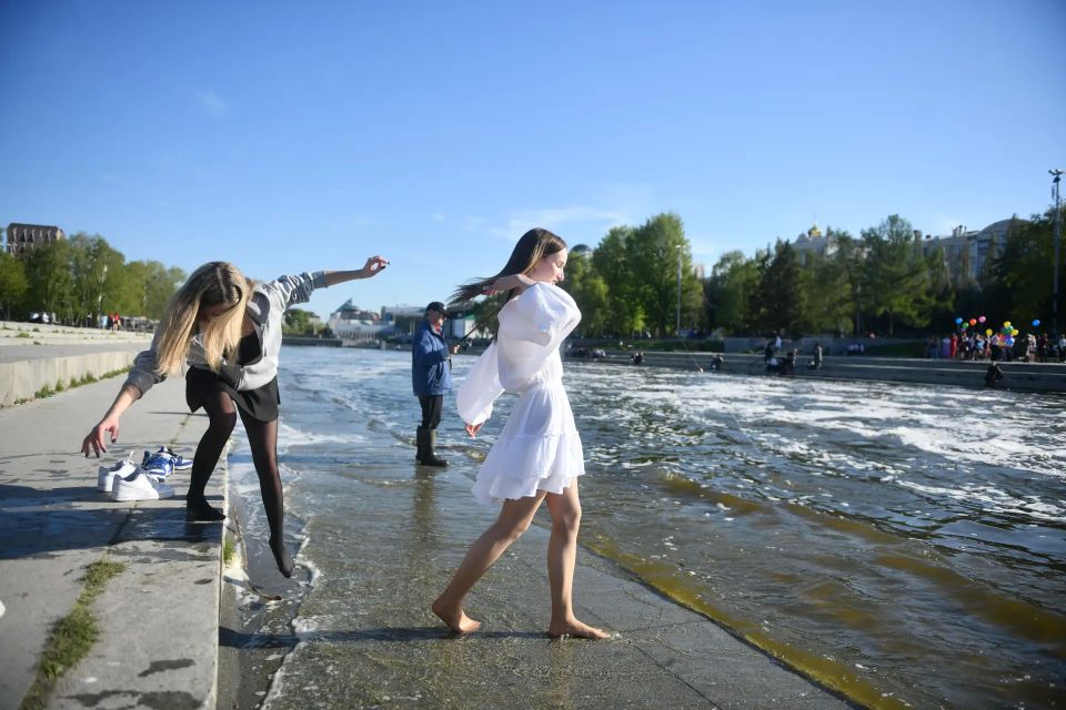 Прыжок в море и заплыв в фонтанах: как школьники в Крыму отметили последний звонок Прыжок в море и заплыв в фонтанах: как школьники в Крыму отметили последний звонок