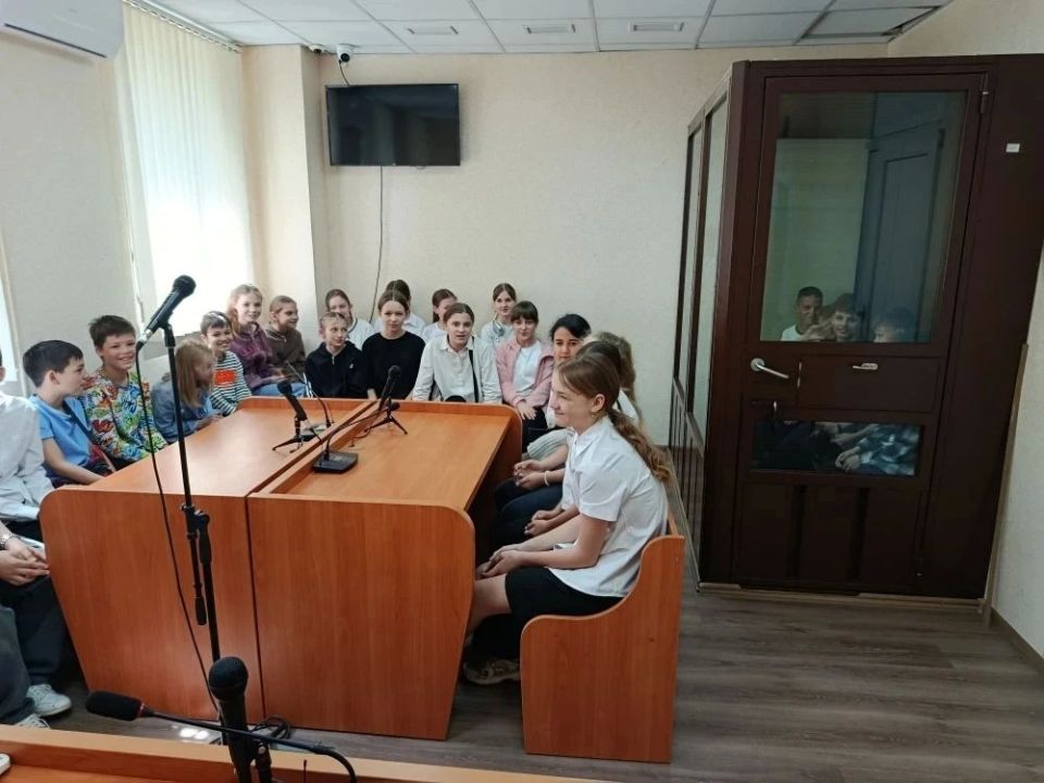 В рамках просветительской и профориентационной работы сотрудники аппаратов мировых судей Киевского и Железнодорожного районов Симферополя провели увлекательную экскурсию для учеников 5 «Б» класса МБОУ «СОШ № 34 им. 51-ой...
