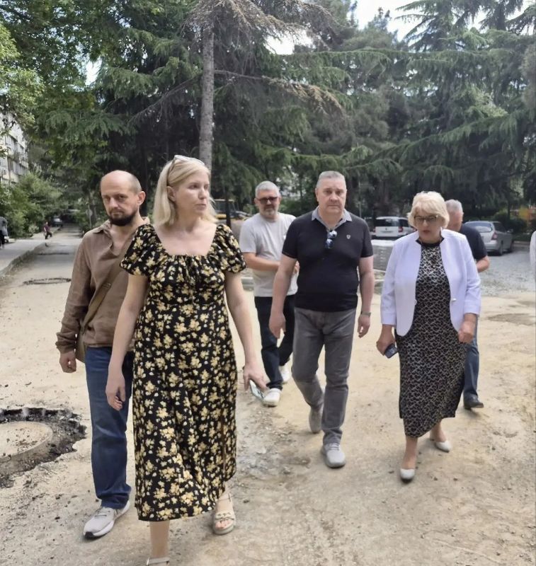 Галина Огнёва: Выехала с проверкой хода работ по благоустройству придомовой территории на ул. Ялтинская, д. 1 Галина Огнёва: Выехала с проверкой хода работ по благоустройству придомовой территории на ул. Ялтинская, д. 1
