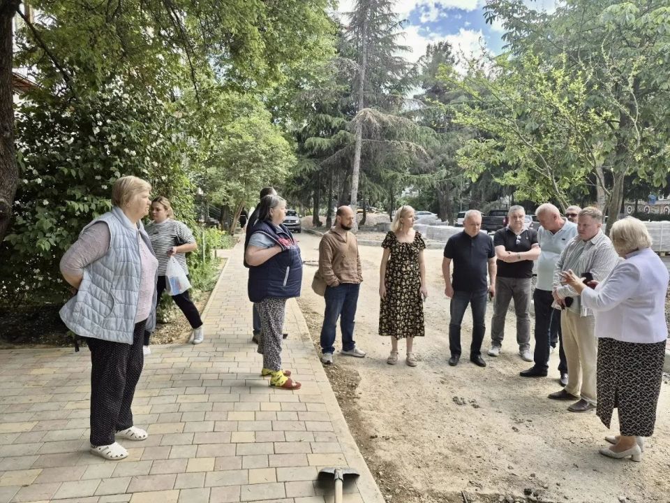 Галина Огнёва: Выехала с проверкой хода работ по благоустройству придомовой территории на ул. Ялтинская, д. 1 Галина Огнёва: Выехала с проверкой хода работ по благоустройству придомовой территории на ул. Ялтинская, д. 1