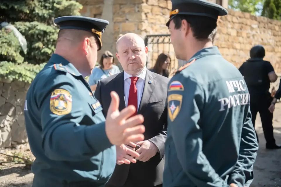 Пожар на крыше здания по улице Дзигунского ликвидировали севастопольские пожарные Пожар на крыше здания по улице Дзигунского ликвидировали севастопольские пожарные