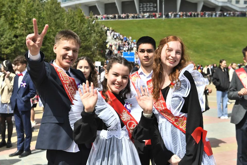 Прыжок в море и заплыв в фонтанах: как школьники в Крыму отметили последний звонок Прыжок в море и заплыв в фонтанах: как школьники в Крыму отметили последний звонок