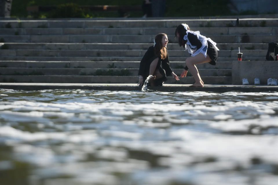 Прыжок в море и заплыв в фонтанах: как школьники в Крыму отметили последний звонок Прыжок в море и заплыв в фонтанах: как школьники в Крыму отметили последний звонок