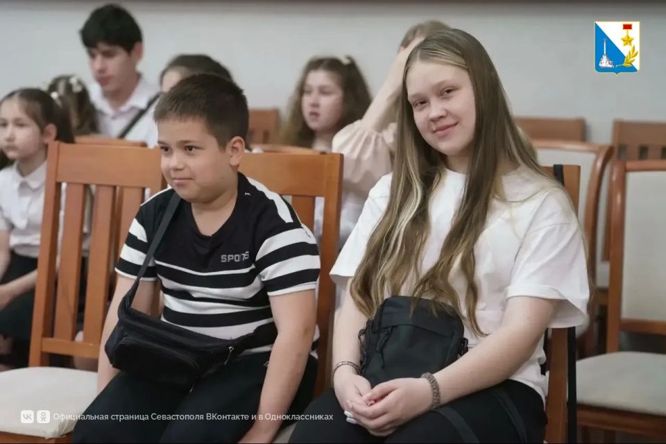 Губернатор Михаил Развожаев вручил семи многодетным семьям жилищные сертификаты Губернатор Михаил Развожаев вручил семи многодетным семьям жилищные сертификаты