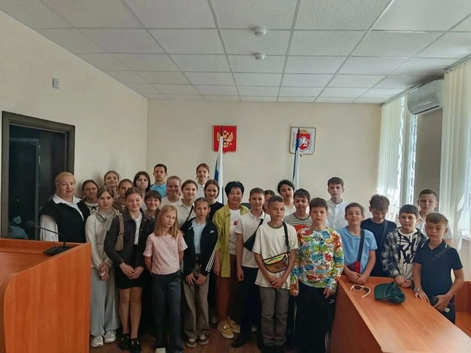 В рамках просветительской и профориентационной работы сотрудники аппаратов мировых судей Киевского и Железнодорожного районов Симферополя провели увлекательную экскурсию для учеников 5 «Б» класса МБОУ «СОШ № 34 им. 51-ой... В рамках просветительской и профориентационной работы сотрудники аппаратов мировых судей Киевского и Железнодорожного районов Симферополя провели увлекательную экскурсию для учеников 5 «Б» класса МБОУ «СОШ № 34 им. 51-ой...
