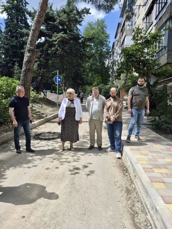 Галина Огнёва: Выехала с проверкой хода работ по благоустройству придомовой территории на ул. Ялтинская, д. 1