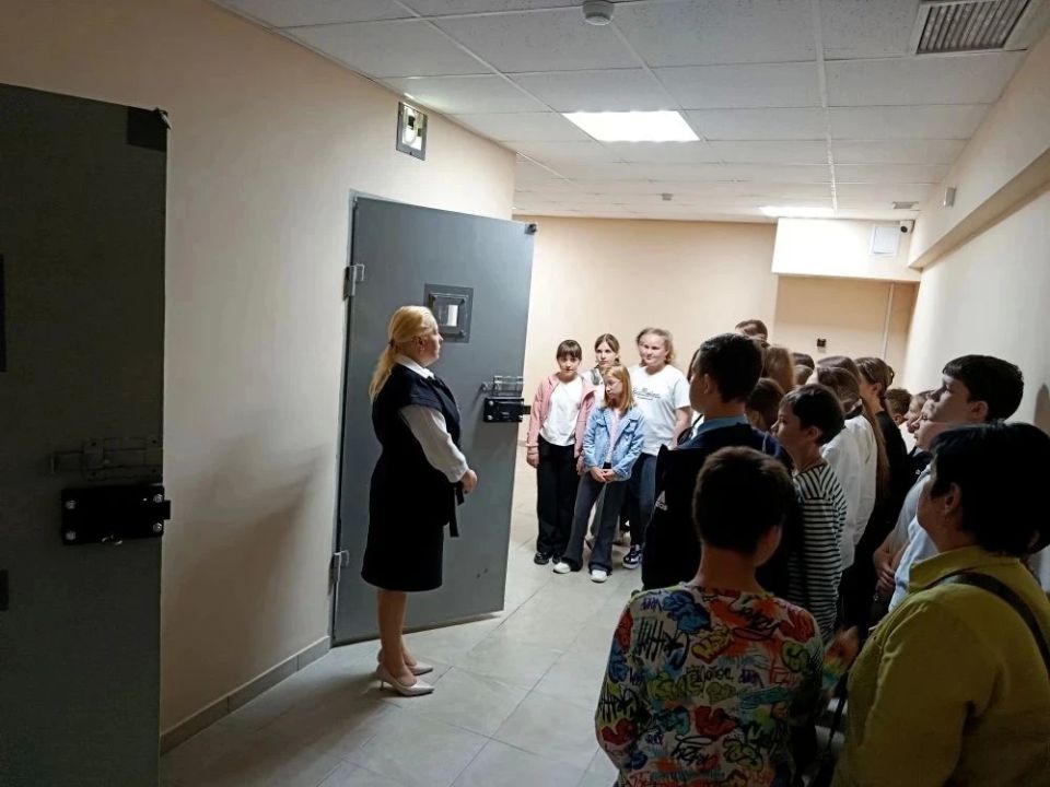 В рамках просветительской и профориентационной работы сотрудники аппаратов мировых судей Киевского и Железнодорожного районов Симферополя провели увлекательную экскурсию для учеников 5 «Б» класса МБОУ «СОШ № 34 им. 51-ой... В рамках просветительской и профориентационной работы сотрудники аппаратов мировых судей Киевского и Железнодорожного районов Симферополя провели увлекательную экскурсию для учеников 5 «Б» класса МБОУ «СОШ № 34 им. 51-ой...
