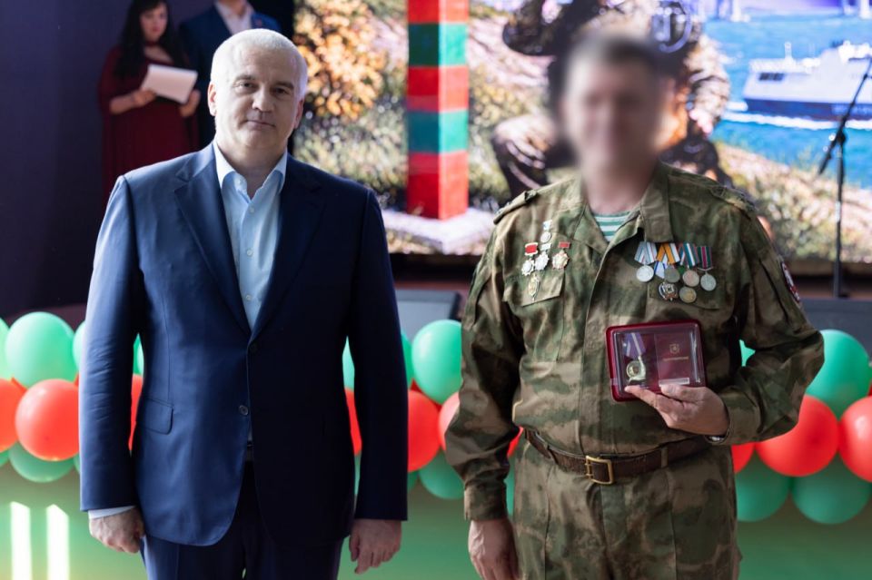 Сергей Аксёнов: В преддверии профессионального праздника вручил награды сотрудникам Пограничного управления ФСБ России по Республике Крым Сергей Аксёнов: В преддверии профессионального праздника вручил награды сотрудникам Пограничного управления ФСБ России по Республике Крым