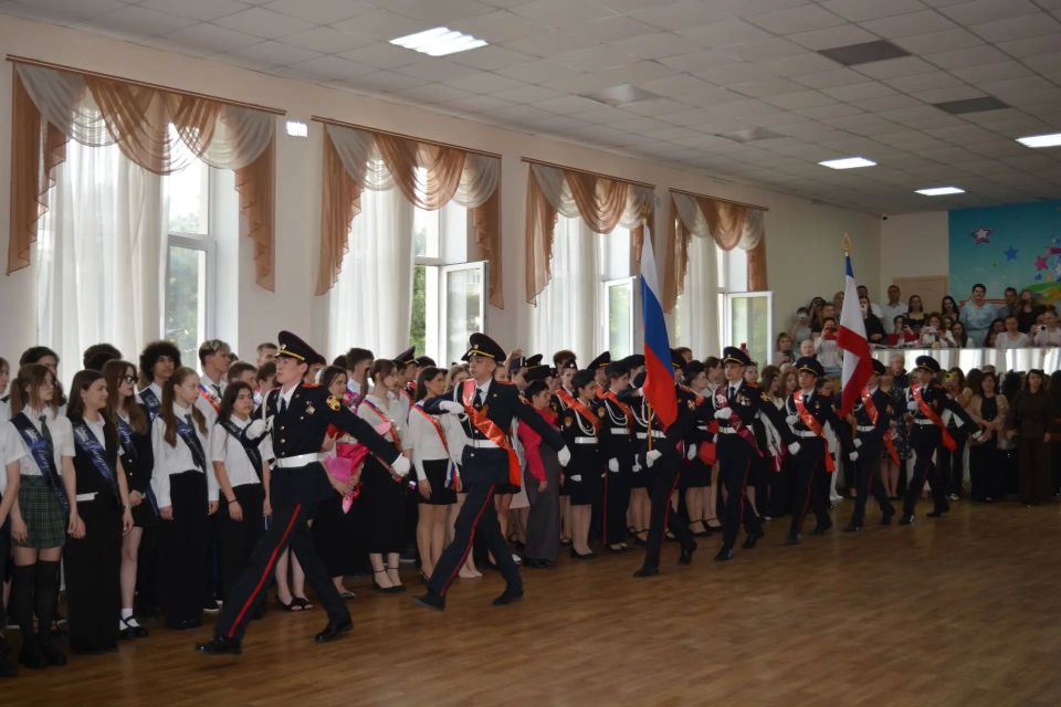 В Симферополе прошел последний звонок для выпускников класса Росгвардии В Симферополе прошел последний звонок для выпускников класса Росгвардии